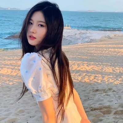 坐在酒吧里吃蛋糕